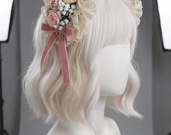 Peluca corta negra estilo bob despeinado con reflejos rosas, cabello sintético teñido que cuelga de las orejas.