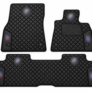 Puede incluir: Un juego de tres alfombrillas negras para coche con un patrón de diamantes acolchado y detalles de costura. El conjunto incluye dos piezas delanteras con puntos de montaje circulares y una pieza trasera larga, con bordes negros lisos.