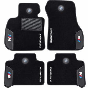 Peut inclure: Ensemble de quatre tapis de sol noirs pour voiture, avec le logo BMW et la marque M Performance. Les tapis ont une section centrale texturée et le logo BMW est également présent sur chaque tapis. Les tapis ont le logo BMW M.