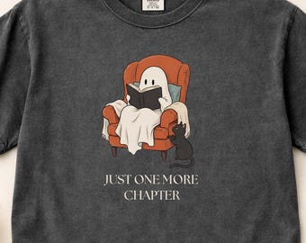 Camiseta "Só Mais Um Capítulo", Estampa de Leitor Fantasma, Roupa para Amantes de Livros, Cores Confortáveis de Halloween, Tema Literário Assustador, Tamanhos P-3XG