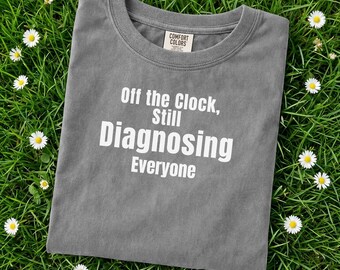 Camiseta divertida de enfermera, estampado "Fuera de horario, sigo diagnosticando a todo el mundo", Comfort Colors Apparel, humor de enfermera registrada, tallas S-3XL
