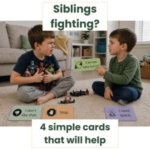 Könnte beinhalten: Zwei kleine Jungen sitzen auf einem Teppich und scheinen sich zu streiten. Einer hält Actionfiguren, der andere eine Karte mit der Aufschrift "Can we take turns?". Weitere Karten lauten "I don't like that", "Stop" und "I need space". Der Text oben lautet "Siblings fighting?"