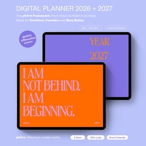 Könnte beinhalten: Ein digitaler Planer für 2026 und 2027 mit zwei Tablet-Bildschirmen. Der vordere Bildschirm ist orange mit dem Text I AM NOT BEHIND. I AM BEGINNING. Der hintere Bildschirm ist lila mit dem Text YEAR 2027. Der Hintergrund ist helllila.