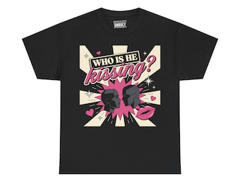 ¿A quién está besando? / Camiseta verdaderamente escandalosa / Camiseta gráfica / Diseño retro de pareja estilo pop art