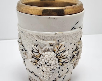 Copa Kiddush antigua bañada en plata – Vid en relieve, interior dorado – Cáliz de vino ceremonial judío