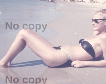 1990 's Real Photo Mature Women Swimsuit Beach Short Hair Fashion