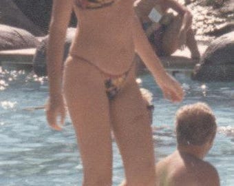1990 's Real Photo Young Women Swimsuit Beach Short Hair Fashion