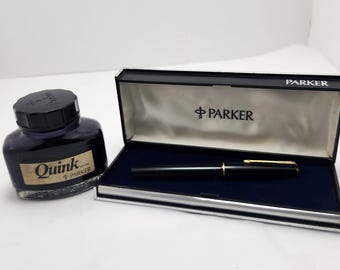 Pluma estilográfica Parker Lady negra con detalles dorados, plumín de acero, caja original + tintero Quink / Juego de escritura coleccionable vintage de los años 70, fabricado en Inglaterra.