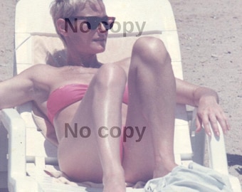 1990 's Real Photo Mature Women Swimsuit Beach Short Hair Fashion