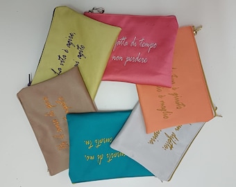 Pochette con frasi ricamate
