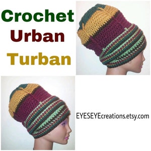 Può includere: Un turbante urbano all'uncinetto nei toni del bordeaux, oro, verde e marrone. Il cappello è mostrato su una testa di manichino in due diverse viste. Il testo "Crochet Urban Turban" è visualizzato in verde, bordeaux e oro.