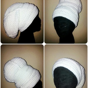 Può includere: Quattro viste di un turbante urbano bianco, un cappello all'uncinetto. Il cappello è interamente bianco e ha un design ampio. Il testo "URBAN TURBAN all white" è nella parte superiore dell'immagine. Il sito web "EYESEYEcreations.com" è in basso.