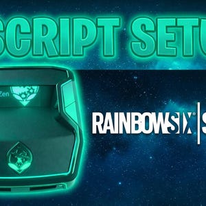 Puede incluir: Imagen de un dispositivo de juego negro y verde azulado con el texto "SCRIPT SETUP" en verde azulado. El logotipo de "Rainbow Six Siege" se muestra sobre un fondo estrellado. El dispositivo tiene un contorno verde azulado.