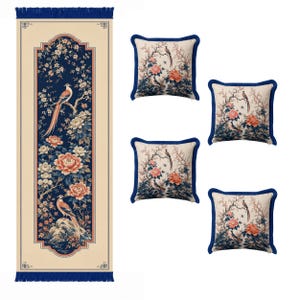 Op de afbeelding: Een set woondecoratieartikelen met een bloemen- en vogelontwerp. Bevat een lang, rechthoekig vloerkleed met een marineblauw bloemenpatroon en vier vierkante sierkussens met een vergelijkbaar ontwerp en marineblauwe rand.