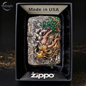Peut inclure: Un briquet Zippo argent&eacute; avec un motif de dragon d&eacute;taill&eacute;, pr&eacute;sent&eacute; dans un coffret noir. Le dragon pr&eacute;sente des accents dor&eacute;s, cuivr&eacute;s et verts. Le texte "Made in USA" est visible.