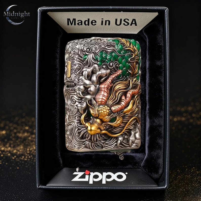 Peut inclure: Un briquet Zippo argent&eacute; avec un motif de dragon d&eacute;taill&eacute;, pr&eacute;sent&eacute; dans un coffret noir. Le dragon pr&eacute;sente des accents dor&eacute;s, cuivr&eacute;s et verts. Le texte "Made in USA" est visible.