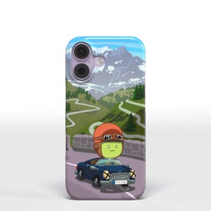 Könnte beinhalten: Eine Handyhülle mit einer Cartoon-Illustration einer hellgrünen Figur, die einen orangefarbenen Helm und eine Schutzbrille trägt und ein dunkelblaues Cabrio auf einer kurvenreichen Bergstraße vor schneebedeckten Gipfeln und grünen Tannen fährt.