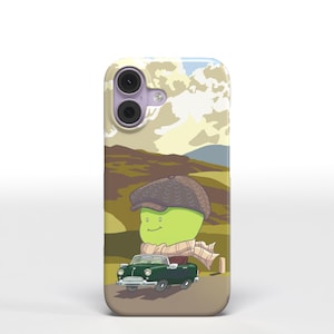 Könnte beinhalten: Eine Handyhülle mit einer Cartoon-Illustration einer grünen Figur, die eine braune Schiebermütze und einen karierten Schal trägt und ein dunkelgrünes Cabrio durch eine hügelige Landschaft unter einem bewölkten Himmel fährt.