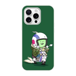 Könnte beinhalten: Grüne Handyhülle mit einer Cartoonfigur auf einem weiß-blauen Roller. Die Figur hat ein grünes Gesicht und trägt einen weißen Helm mit rosa und blauen Details. Der Hintergrund ist dunkelgrün.