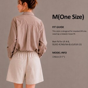 Puede incluir: Una camisa de manga larga abotonada de color malva y pantalones cortos de color beige con cintura el&aacute;stica. El texto dice: M(One Size), FIT GUIDE, This style is designed for standard M size, wearing a relaxed, loose fit, Best fit for US 4-8, S(US2-4) M(US6-8) L(US10-12), MODEL INFO, 170cm (5'7").