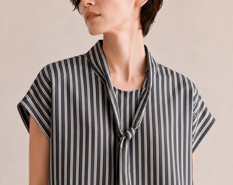 Blusa suave de rayas con lazo en el cuello