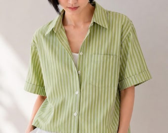 Blusa de verano a rayas para mujer con mangas enrolladas.