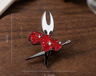 Spilla smaltata a forma di calabrone rosso glitterato fatta a mano, ispirata al gioco Knight, spilla carina con mantello stellato, spilla da bavero anime per giocatori, accessorio estetico per zaino