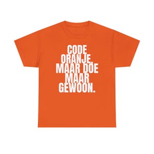 Könnte beinhalten: Orangefarbenes T-Shirt mit dem weißen Text "CODE ORANJE MAAR DOE MAAR GEWOON." Das Shirt hat einen Rundhalsausschnitt und kurze Ärmel. Der Text ist vertikal gestapelt.