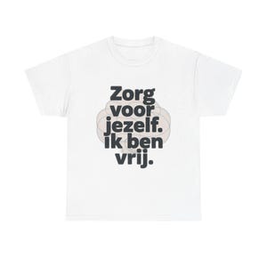 Può includere: T-shirt bianca con la scritta olandese "Zorg voor jezelf. ik ben vrij." in nero e grigio. Il testo è centrato sul davanti, con un disegno dietro le parole. La maglietta è realizzata in un materiale morbido e confortevole.