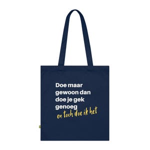 Könnte beinhalten: Eine marineblaue Tragetasche mit weißem und gelbem Text. Die Tasche hat zwei Griffe und der Text lautet "Doe maar gewoon dan doe je gek genoeg en toch doe ik het."