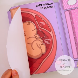 以下が含まれることがあります： クリーム色の斑点のある釉薬が施された、3つのセラミックマグのセット。各マグには、青と緑の葉、黄色の花、赤いベリーの、それぞれ異なる手描きのデザインが施されています。マグはシンプルで丸みを帯びた形状をしています。