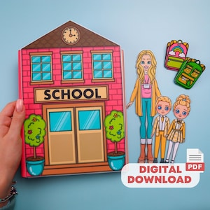 Puede incluir: Una maqueta de escuela de papel con la palabra «SCHOOL» encima de las puertas, junto a muñecos de papel de una maestra y dos estudiantes. También se incluyen dos mochilas de papel. Las palabras «DIGITAL PDF DOWNLOAD» están en la parte inferior.