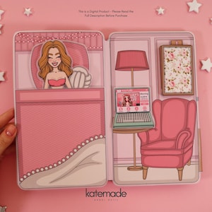 Könnte beinhalten: Ein rosa Papierpuppen-Set mit einer Schlafzimmerszene. Die linke Seite zeigt ein Bett mit einer lächelnden Frau. Die rechte Seite hat einen rosa Sessel, eine Lampe und einen Laptop, der ein YouTube-Video anzeigt. Unten steht der Text "katemade paper dolls".