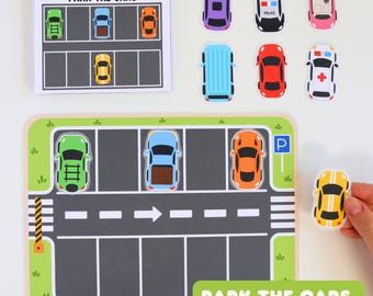 Op de afbeelding: Een Park the Cars telspelset met een rechthoekige parkeermat met groene randen, een kleinere kaart met parkeervakken en diverse losse auto-uitsparingen in paars, zwart, roze, lichtblauw, rood, wit en geel.