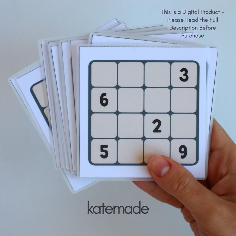 Op de afbeelding: Een stapel vierkante kaarten met een vier bij vier Sudoku-raster met zwarte cijfers 3, 6, 2, 5 en 9 op een witte achtergrond. De tekst "This is a Digital Product - Please Read the Full Description Before Purchase" en "katemade" zijn zichtbaar.