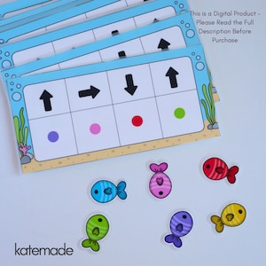 Op de afbeelding: Een set educatieve kaarten met een onderwaterthema, voorzien van zwarte richtingspijlen en gekleurde stippen in een raster. De tekst luidt: This is a Digital Product - Please Read the Full Description Before Purchase. Inclusief zes kleurrijke visuitsparingen.