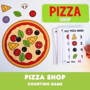 Pode incluir: Um jogo de contagem de pizzaria com uma pizza circular grande dividida em fatias, coberta com ilustrações de pepperoni, azeitonas, manjericão e queijo. Inclui uma placa verde com PIZZA SHOP e um conjunto de cartões PIZZA ORDER.