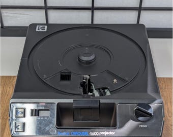 Proyector de diapositivas Kodak Carousel 4600 negro, estilo vintage, 35 mm. Equipo fotográfico probado.