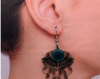 Pendientes de araña vintage con cabujón verde y filigrana de latón estilo boho.