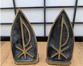 Juego de sujetalibros cristianos de latón vintage con el símbolo del chi Rho, símbolo religioso gótico, en oro y negro.