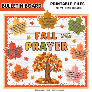 Könnte beinhalten: Ein digitales Pinnwand-Display mit dem Text FALL into PRAYER, einem zentralen Baum mit Herbstblättern und sechs Ahornblatt-Ausschnitten, die Bibelverse enthalten. Der Hintergrund hat ein weißes Holzmaserungsmuster mit einem schwarz-weißen Punktemuster.