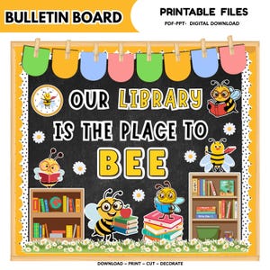 Op de afbeelding: Een printbare prikbordset met een zwarte schoolbordachtergrond en de tekst "OUR LIBRARY IS THE PLACE TO BEE". Het ontwerp bevat getekende bijen, boekenplanken, een klok en kleurrijke wimpels die aan houten wasknijpers hangen.