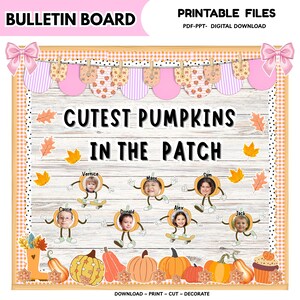 Puede incluir: Un kit de tablón de anuncios imprimible con fondo de madera y el texto CUTEST PUMPKINS IN THE PATCH. Incluye personajes de calabaza con caras de niños, hojas de otoño, pancartas naranjas y rosas, y un par de botas de color naranja.