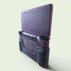 Puede incluir: Una consola de juegos port&aacute;til con una carcasa de pl&aacute;stico morado transl&uacute;cido. El dispositivo est&aacute; parcialmente recubierto por una funda de agarre de silicona gris oscuro texturizada que envuelve la parte inferior, dejando expuestos los ventiladores y botones superiores.