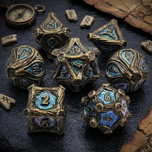 Puede incluir: Un conjunto de dados poliédricos de color bronce antiguo con detalles azules y verdes. Los dados están dispuestos sobre una superficie oscura, con una brújula y piedras rúnicas en el fondo. Los dados están numerados.