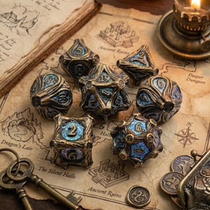 Pode incluir: Uma coleção de dados metálicos ornamentados, com detalhes em azul e dourado, dispostos em um mapa vintage. Os dados apresentam designs intrincados e números, sugerindo um tema de RPG. O mapa inclui texto como "Dragon's Lair" e "Ancient Ruins".