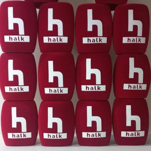 Puede incluir: Una colección de protectores de micrófono rojos, cada uno con un logotipo "h" blanco y la palabra "halk" debajo. Los protectores están dispuestos en un patrón de cuadrícula, mostrando el logotipo de la marca.