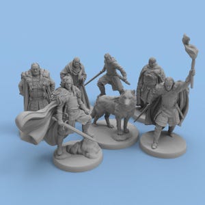 Puede incluir: Colección de figuras en miniatura grises que representan personajes, un lobo huargo y una antorcha. Las figuras están posadas en posturas de acción, algunas sosteniendo espadas. Las figuras están sobre bases circulares, sobre un fondo azul claro.
