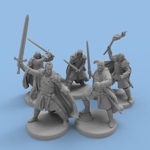 Puede incluir: Seis figuras en miniatura grises de guerreros, cada uno sosteniendo una espada o una antorcha. Las figuras están en poses dinámicas, sugiriendo acción. El fondo es de color azul claro sólido.