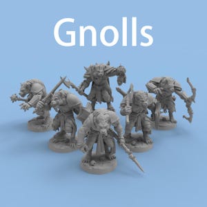 Könnte beinhalten: Eine Gruppe von sechs grauen Gnoll-Figuren, jede in einer dynamischen Pose, bewaffnet mit Schwertern, Äxten und Bögen. Die Figuren stehen auf einzelnen Sockeln vor einem hellblauen Hintergrund. Das Wort "Gnolls" steht weiß oben.